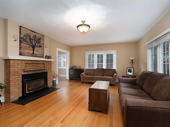 4th image of 3919 Quadra St
