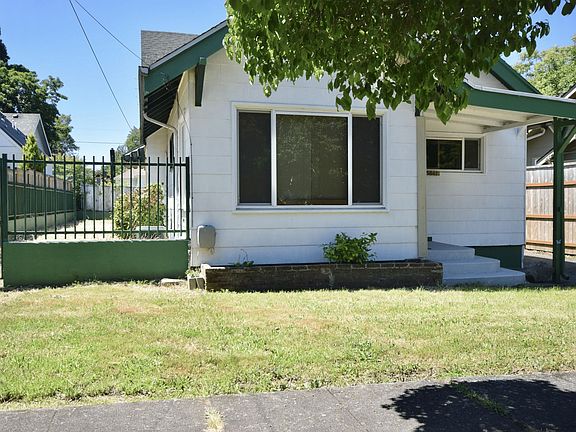 Ample lawn space in front yard