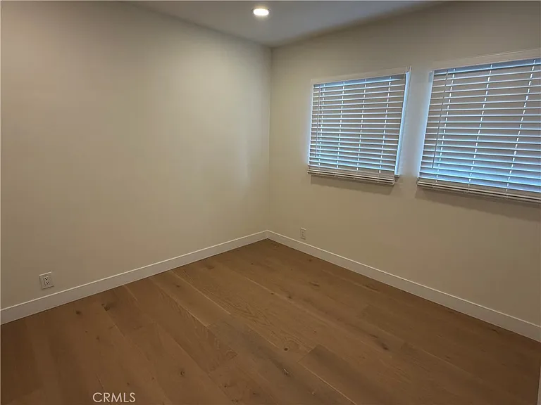 19216 Calvert St — Photo 22