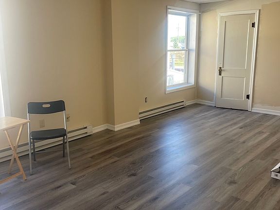 4th image of 237 Desmond St #3