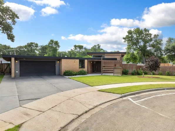 330 11th St NW, Minot, ND 58703