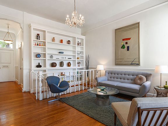 3rd image of 100 Lundys Ln