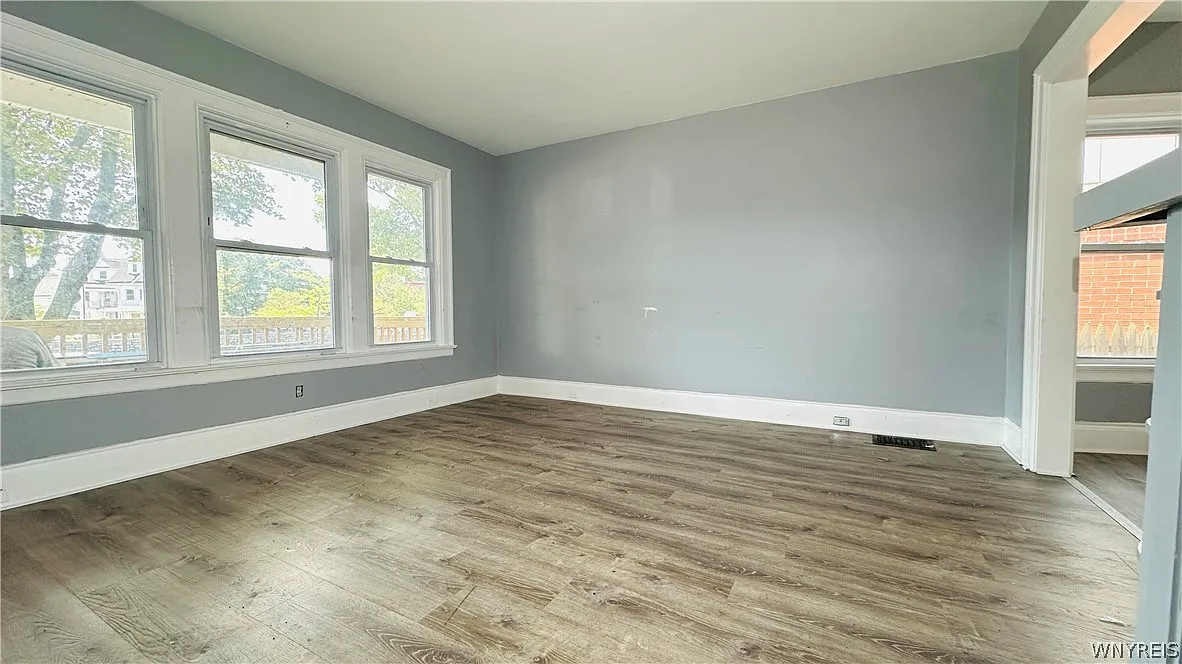 3 bed, 1.0 bath, 2648 sqft, $1,000 — Photo 3