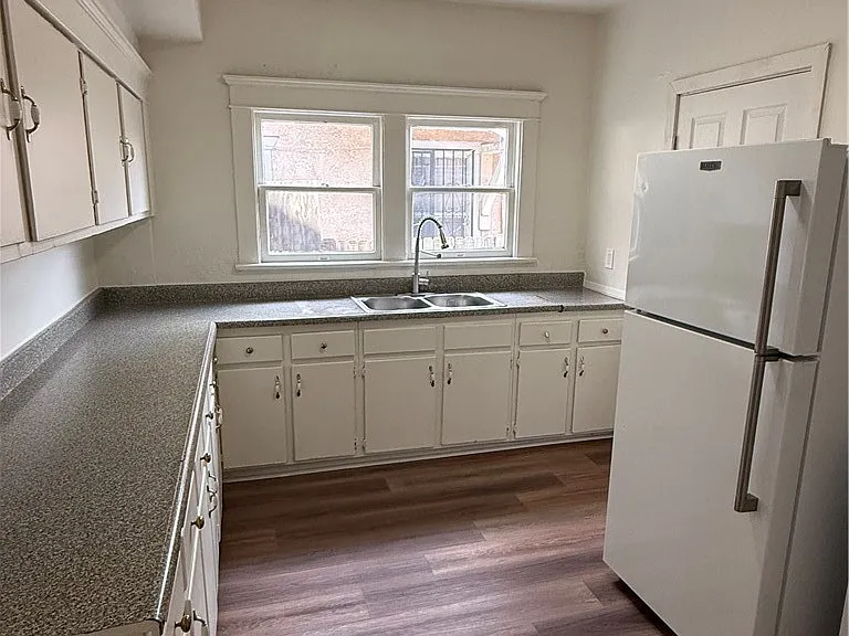 860 W 56th St — Photo 13