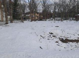 425 Oak Meadows Dr, Wood Dale, IL 60191