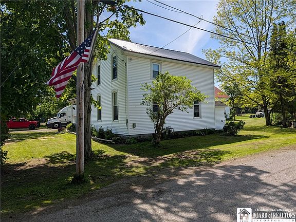 4th image of 202 Maple Ave