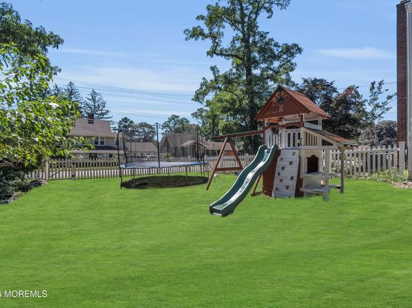 2 Roslyn Dr, Oakhurst, NJ 07755