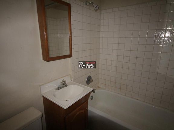2nd image of 815 W Cornelia Ave #A821a113