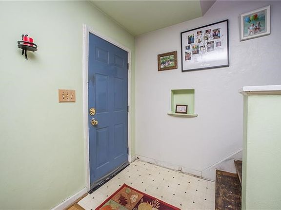 The entry way is perfect for keeping muddy shoes off the laminate wood flooring.