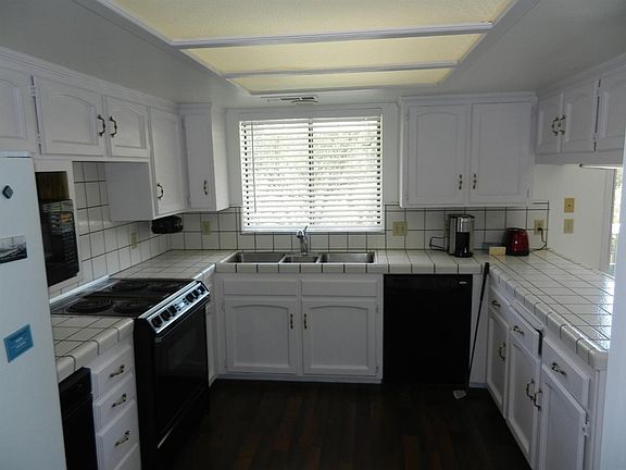 4th image of 46060 Beechwood Dr