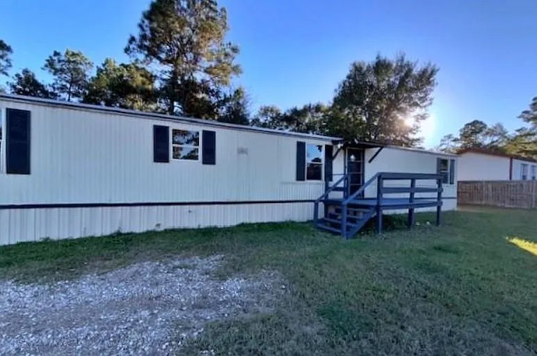 3 bed, 2.0 bath, 1152 sqft, $1,300 — Photo 2