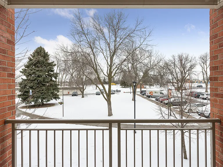 Parkwood Pointe Apartments — Photo 13