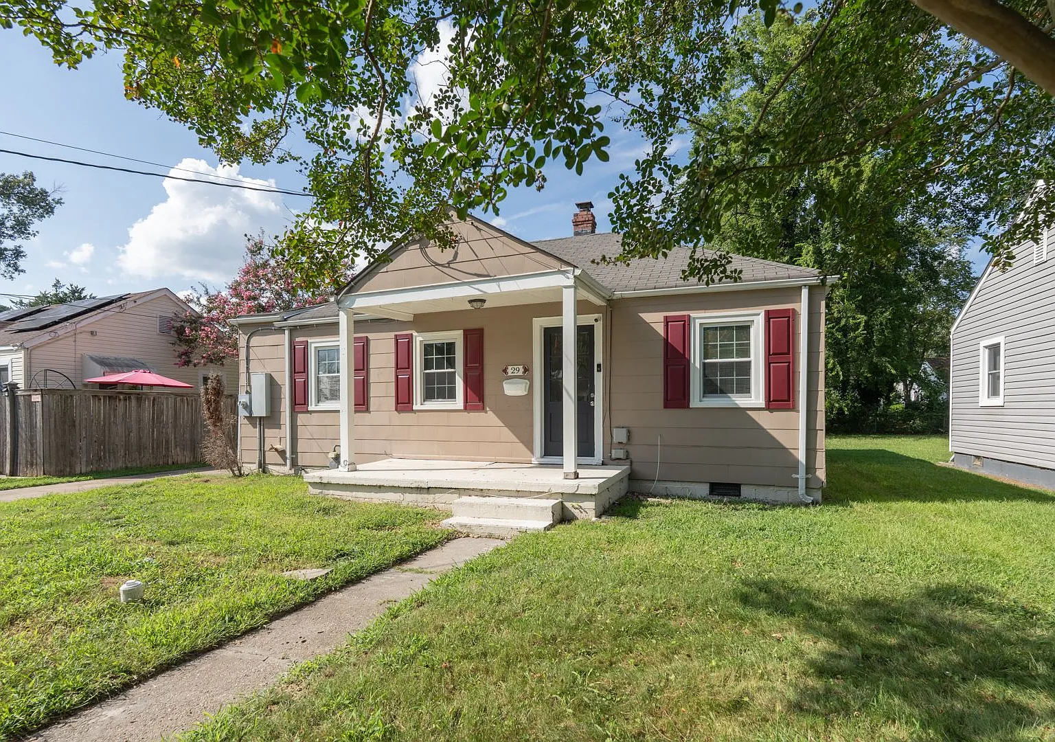 Move In Ready 4 Bedroom In The Heart Of Portsmouth! — Photo 2