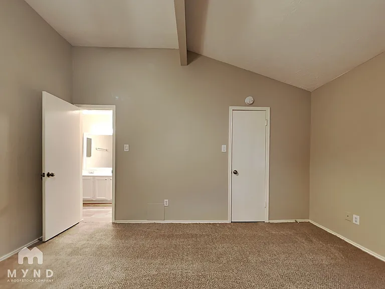 225 Bedford Ln — Photo 6