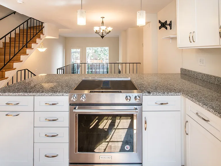 2527 Queen Annes Ln NW — Photo 4