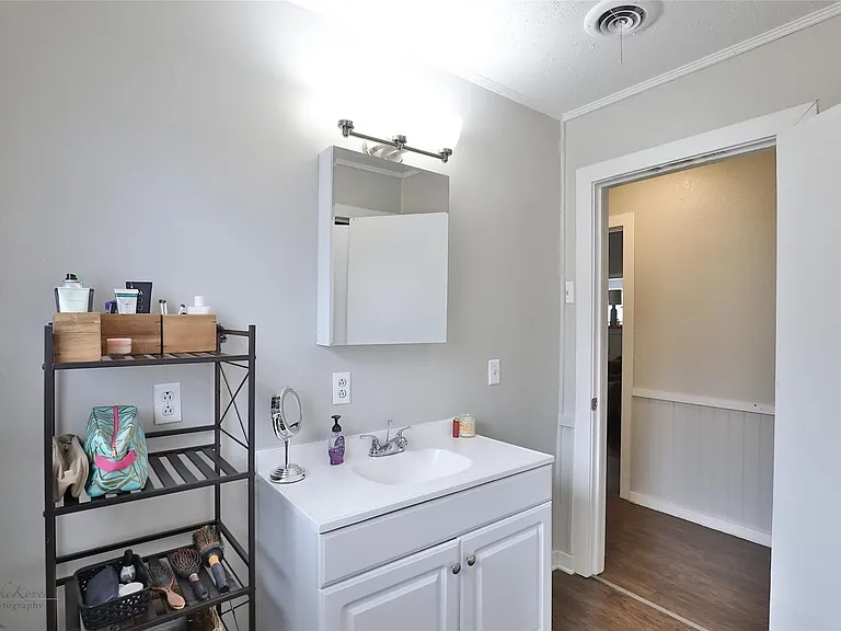 218 College Dr — Photo 16