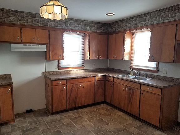 3rd image of 303 W Hubert Ave