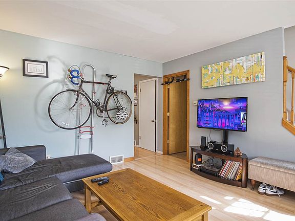 4th image of 46 N Lakewood Gdns