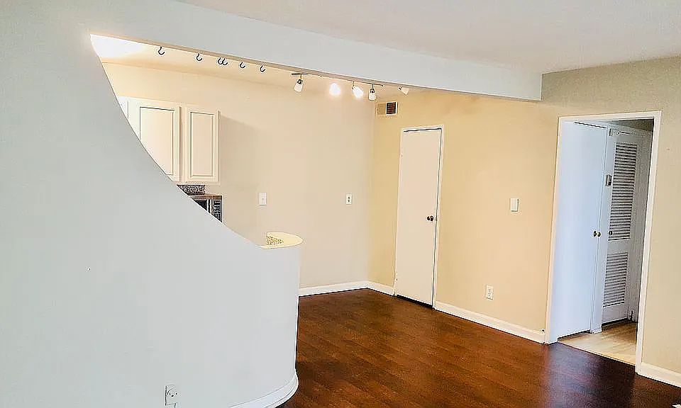 Dinning area next to kitchen