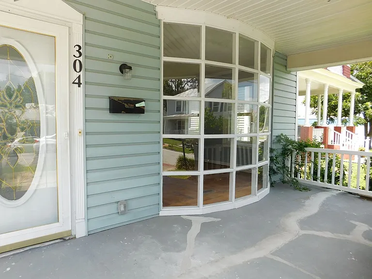 304 Avenue A — Photo 4