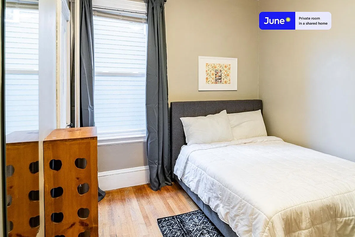 Full bedroom in 5 bed/1 bath home in Somerville #1702 B — Photo 1