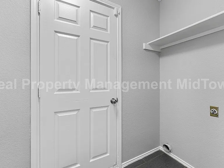 6100 Wall St — Photo 18
