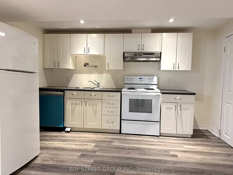 445 Harcourt Dr — Photo 14