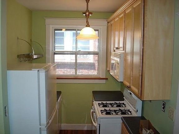 Full, eat-in kitchen with pantry