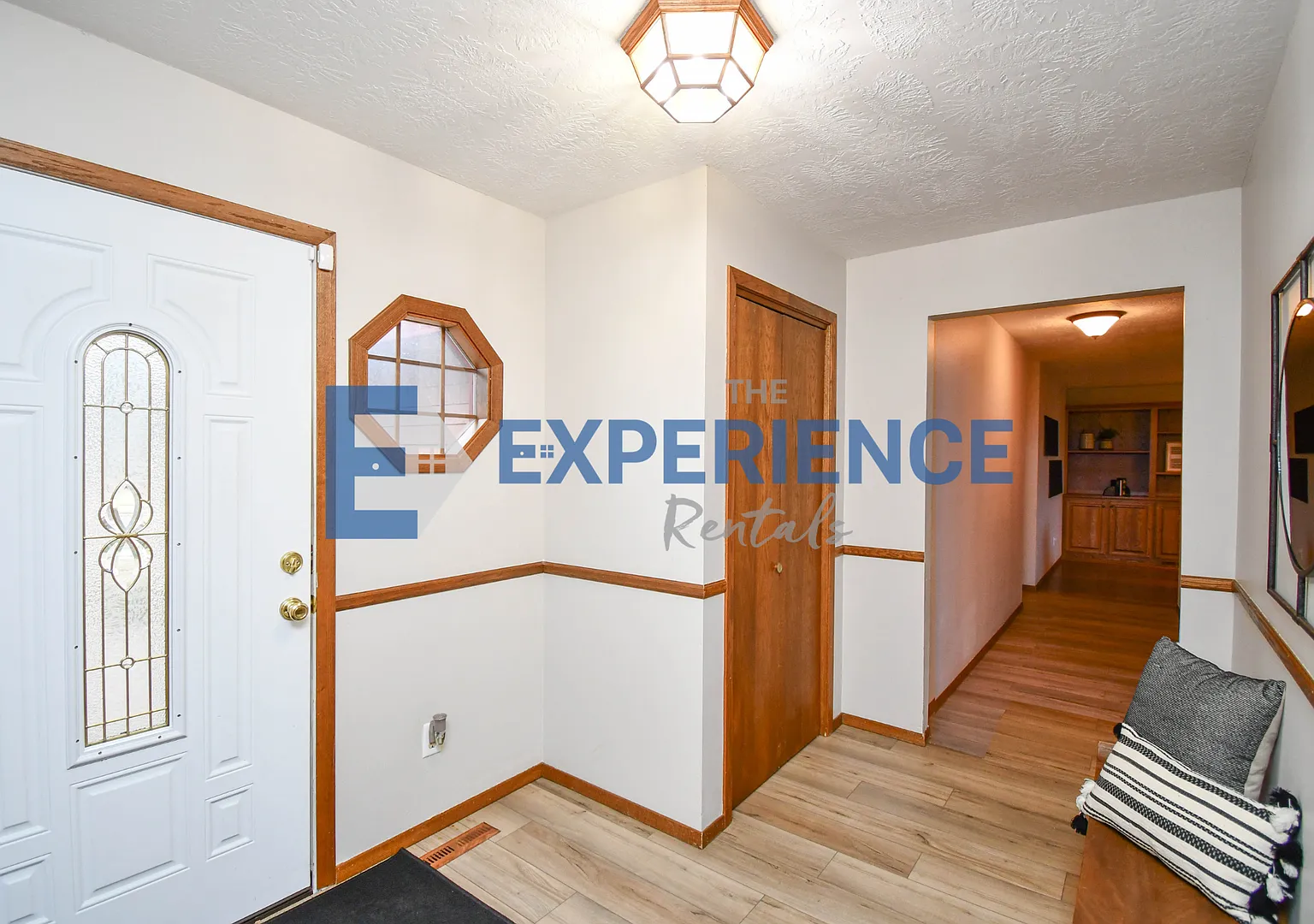 Charming Ranch with Huge Kitchen & Family Room in Prestigious Old Orchard Area! — Photo 4