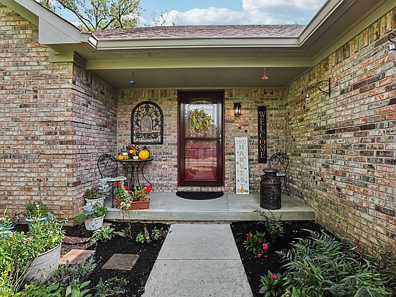 4th image of 591 Crestpoint Ln