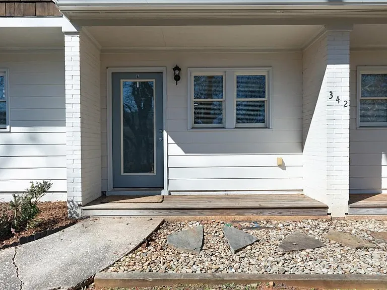 342 Mathews Ave NE #A — Photo 2
