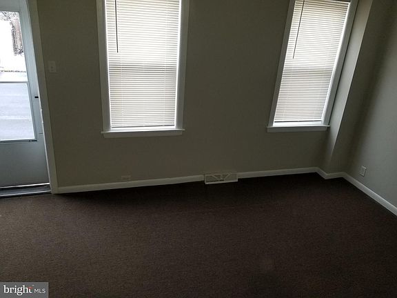 4th image of 411 S Van Buren St