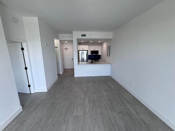 3rd image of 511 Lucerne Ave #Penthouse 611