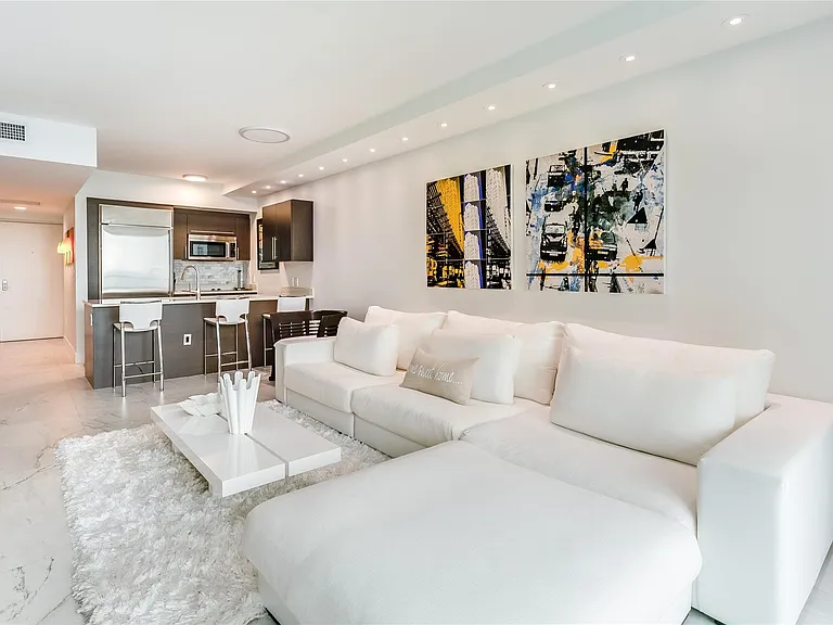 55 SE 6th St #3500 — Photo 7