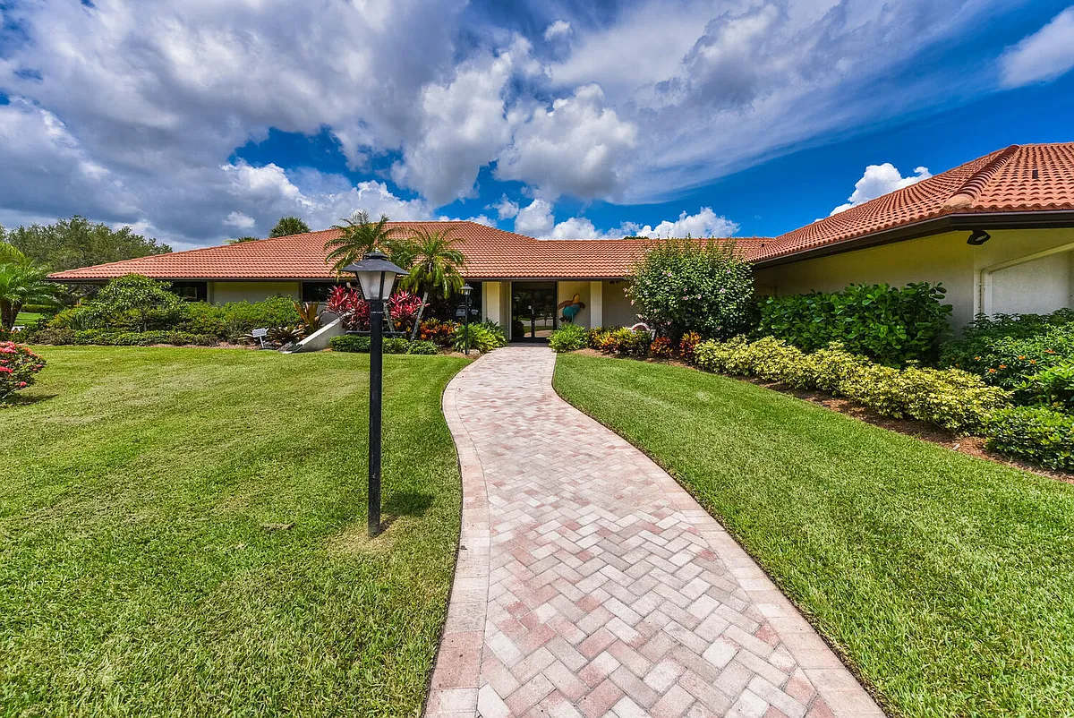 Building Photo - 390 SW South River Dr #202