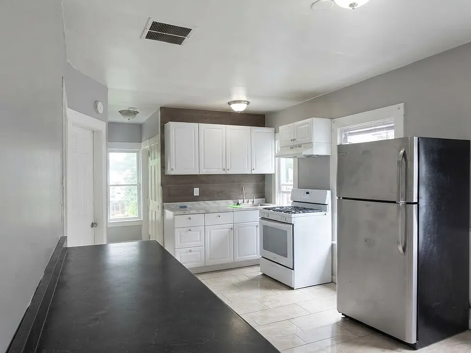 569 Winthrop Ave #2
