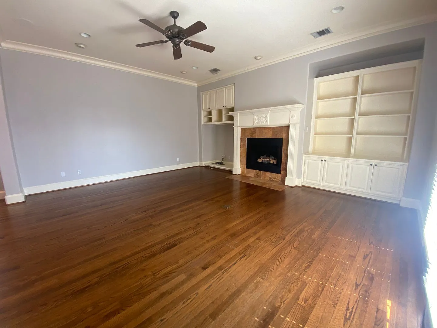 Two Bedroom, 3 level Condo in Oak Lawn — Photo 2