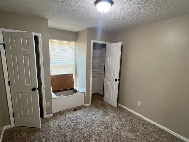 925 NE Carousel Ln — Photo 8