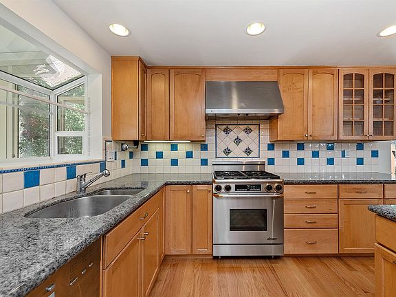 3rd image of 492 Oak Brook Court