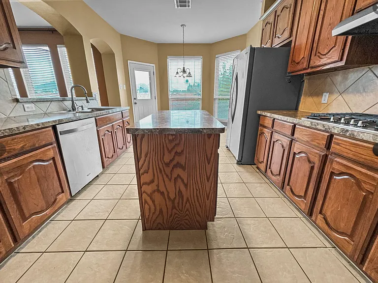 5530 Greensboro Dr — Photo 15