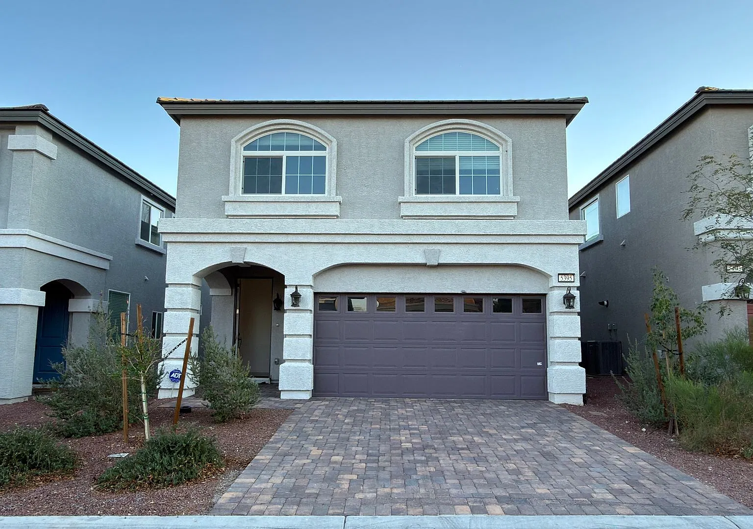 Spacious 5 bedrooms home with 2.5 bathrooms — Photo 1