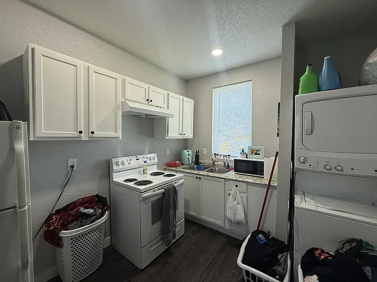 330 Barrett Pl — Photo 3