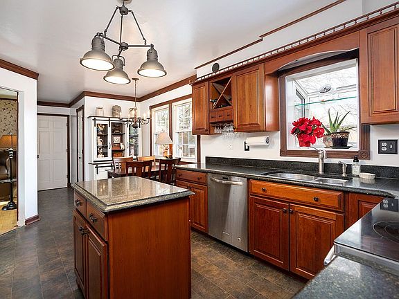 Updated kitchen w/ SS 