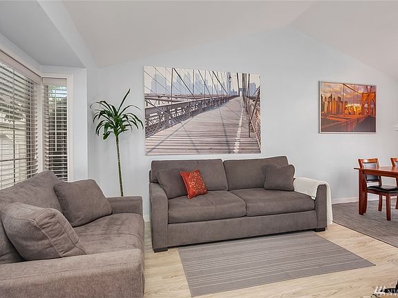 2nd image of 10282 NE 129th Ln