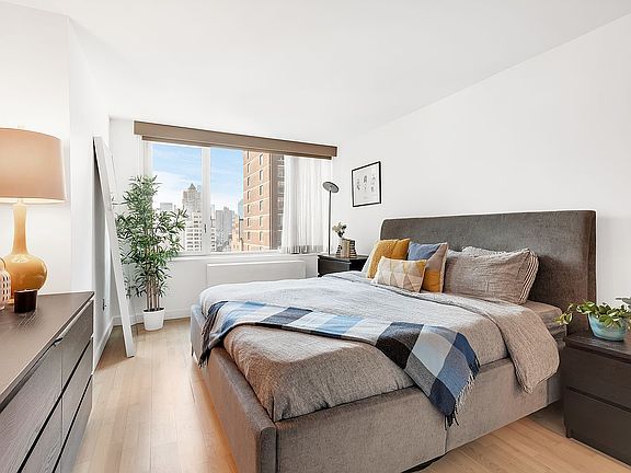 5th image of 322 W 57th St APT 22B