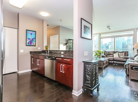 5th image of 757 N Orleans St #1512