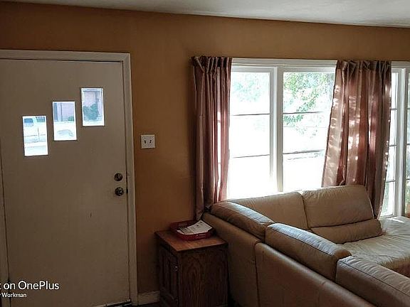 wood floors, big windows/vie