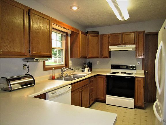 5th image of 27 Belmont Pl E