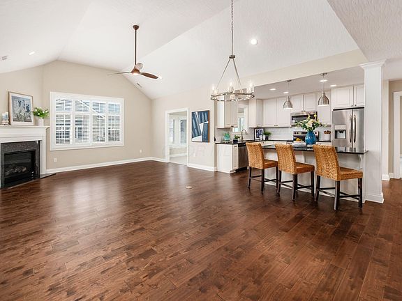 4th image of 90 Glen Mawr Cir