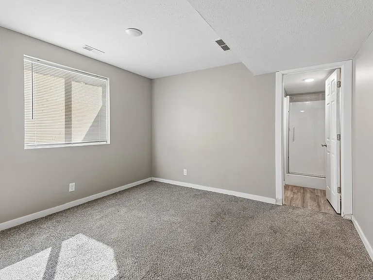1073 N 170th Ter — Photo 17